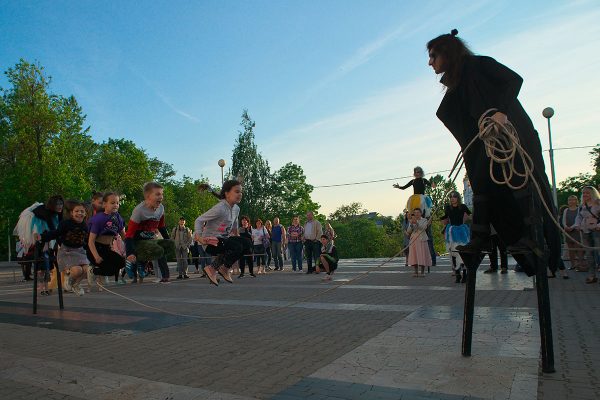 Танцевальная вечеринка в стиле ретро прошла в Витебске под открытым небом 25 мая. Фото Сергея Серебро