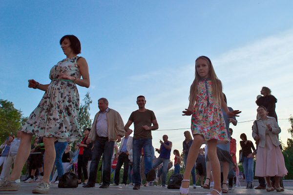 Танцевальная вечеринка в стиле ретро прошла в Витебске под открытым небом 25 мая. Фото Сергея Серебро