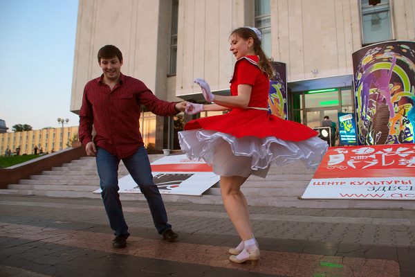 Танцевальная вечеринка в стиле ретро прошла в Витебске под открытым небом 25 мая. Фото Сергея Серебро