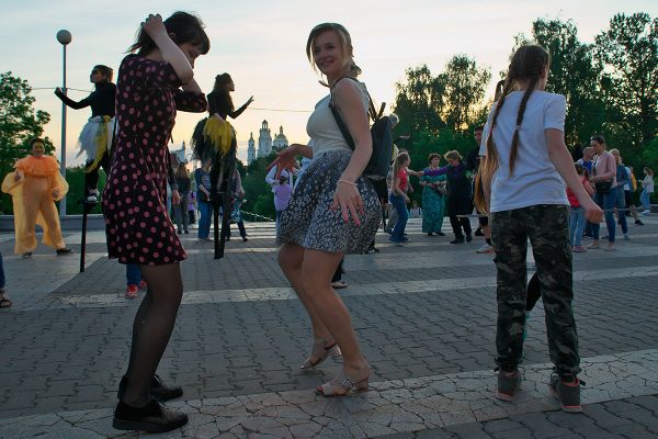 Танцевальная вечеринка в стиле ретро прошла в Витебске под открытым небом 25 мая. Фото Сергея Серебро