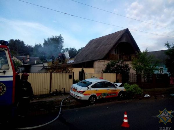 Пожар в коттедже из-за упавших на крышу проводов произошел в Витебске, в опору  ЛЭП перед этим врезалось такси. Фото МЧС