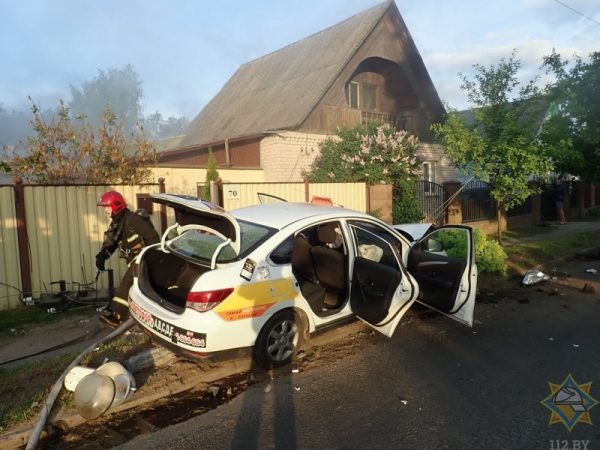 Пожар в коттедже из-за упавших на крышу проводов произошел в Витебске, в опору  ЛЭП перед этим врезалось такси. Фото МЧС