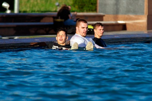 В Витебске молодежь купается в фонтанах. Фото Сергея Серебро