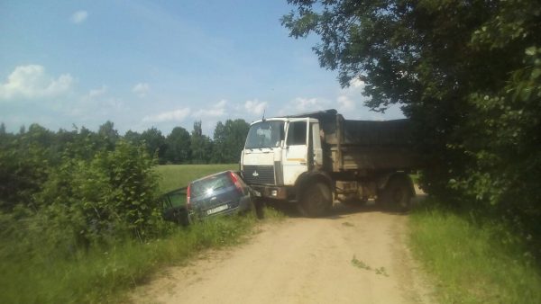 Двое маленьких детей и женщина пострадали в ДТП: в Браславском районе лоб в лоб столкнулись легковушка и грузовик. Фото ГАИ