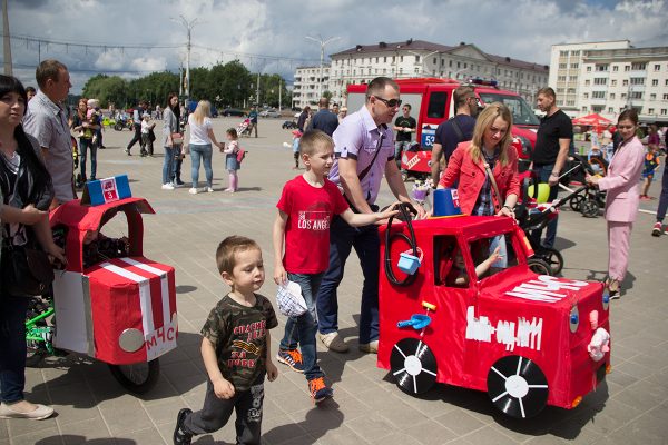 В Витебске провели забег в ползунках и соревнования для пап и мам. Фото Игоря Матвеева