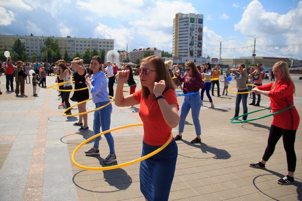 В Витебске провели забег в ползунках и соревнования для пап и мам. Фото Игоря Матвеева