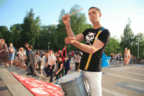В Витебске устроили большой городской выпускной. Фото Игоря Матвеева