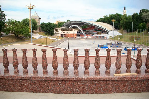 Напротив амфитеатра начали устанавливать гранитную балюстраду. Фото Игоря Матвеева