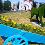 Телегу-цветник у топиарной лошади на Московском повредили трое подростков, милиция просит помощи в их поимке