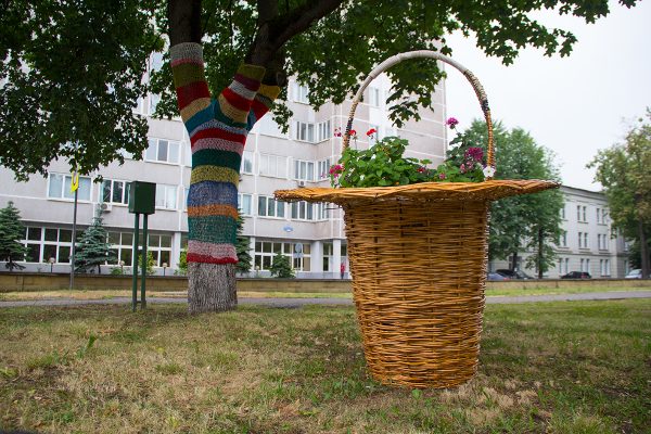 На улице Космонавтов украсили сад вязаным граффити. Фото Игоря Матвеева