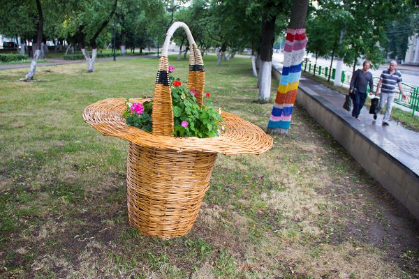 На улице Космонавтов украсили сад вязаным граффити. Фото Игоря Матвеева