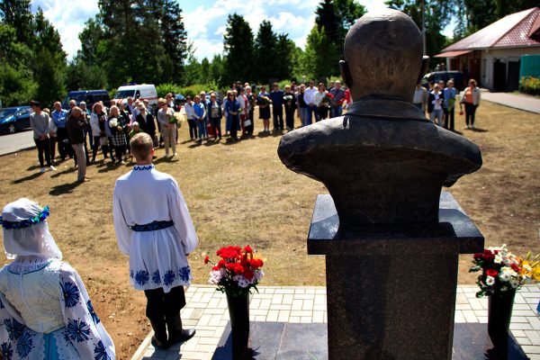 В Витебске открыли надмогильный памятник Родиону Бассу - первому директору «Славянского базара». Фото Игоря Матвеева