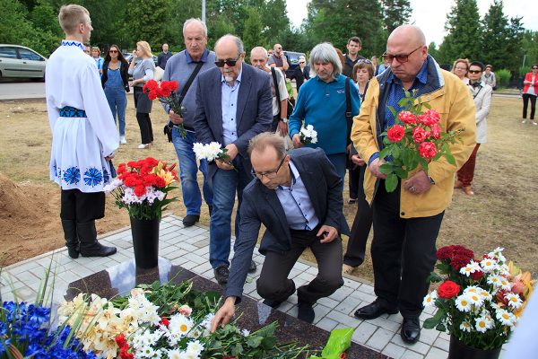 В Витебске открыли надмогильный памятник Родиону Бассу - первому директору «Славянского базара». Фото Игоря Матвеева