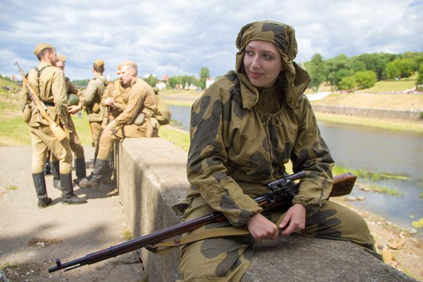 Штурм моста через Двину в 1944-м воссоздали реконструкторы в Витебске. Фото Игоря Матвеева