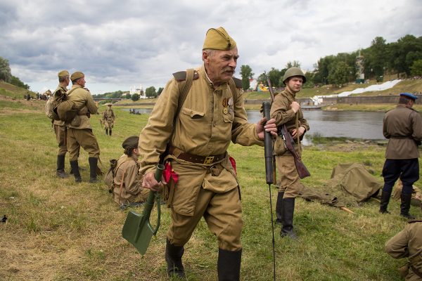 Штурм моста через Двину в 1944-м воссоздали реконструкторы в Витебске. Фото Игоря Матвеева