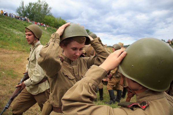 Штурм моста через Двину в 1944-м воссоздали реконструкторы в Витебске. Фото Игоря Матвеева