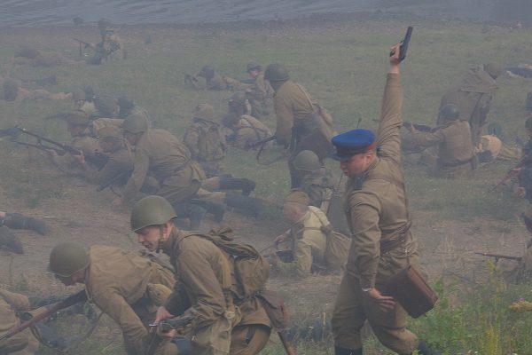 Штурм моста через Двину в 1944-м воссоздали реконструкторы в Витебске. Фото Игоря Матвеева