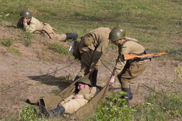 Штурм моста через Двину в 1944-м воссоздали реконструкторы в Витебске. Фото Игоря Матвеева