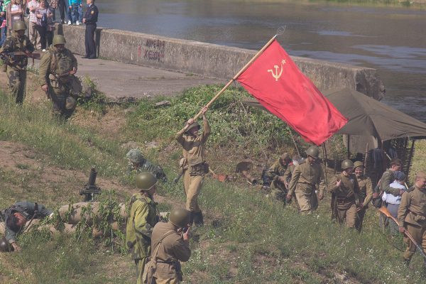 Штурм моста через Двину в 1944-м воссоздали реконструкторы в Витебске. Фото Игоря Матвеева