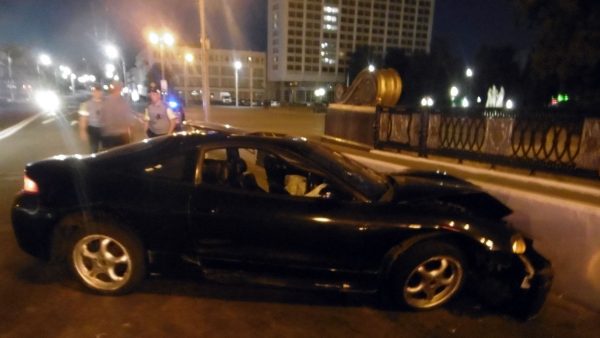 «Mitsubishi Eclipse» врезался в отбойник на Кировском мосту в Витебске, в крови водителя было 1,59 промилле алкоголя. Фото ГАИ