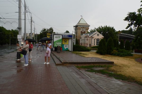 Исчез павильон остановки на площади Свободы в Витебске. Фото Юрия Шепелева