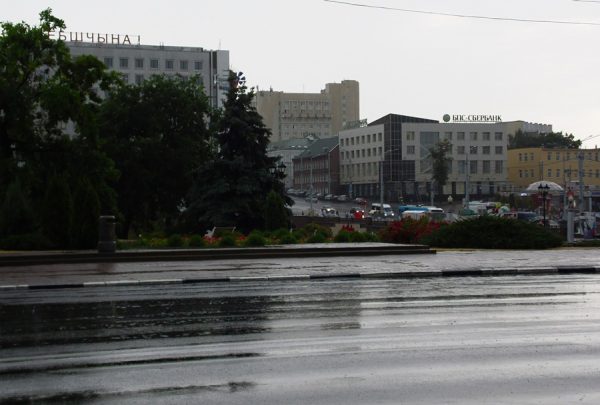 Исчез павильон остановки на площади Свободы в Витебске. Фото Юрия Шепелева