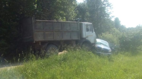 Двое маленьких детей и женщина пострадали в ДТП: в Браславском районе лоб в лоб столкнулись легковушка и грузовик. Фото ГАИ