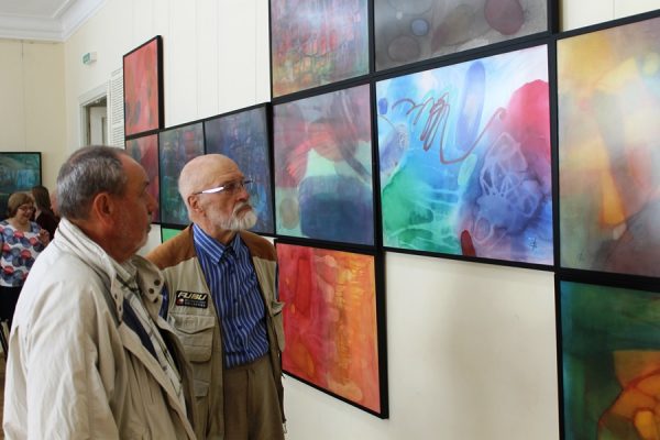 Выставка абстрактных композиций Байбы Приедите открылась в Витебске. Фото Юрия Шепелева