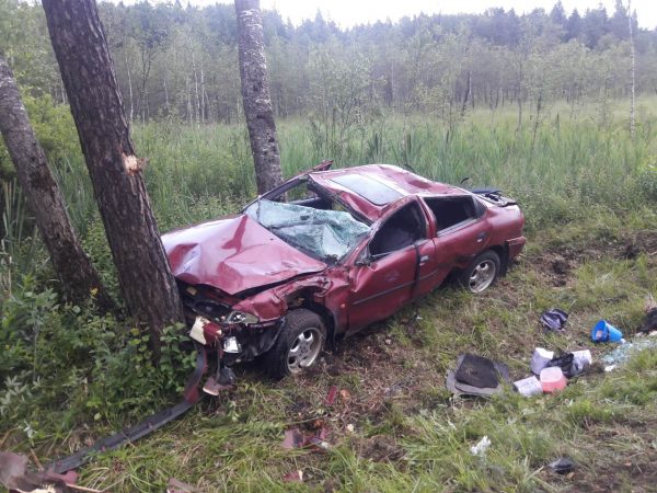 Вечером 27 июня 62-летний водитель легковушки получил травмы в результате ДТП, которое произошло у деревни Коллективное Полоцкого района. Фото ГАИ