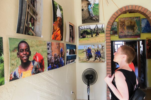 Фотовыставка «Африканская душа», открывшаяся в галерее «Стена», состоит из работ, которые снял в разных странах южного континента фотограф-репортёр Паоло Ладдомада. Фото Юрия Шепелева