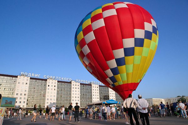 Воздушный шар, взлетевший с площади Победы вечером 30 июня, стал завершающей точкой празднования Дня города в Витебске. Фото Сергея Серебро