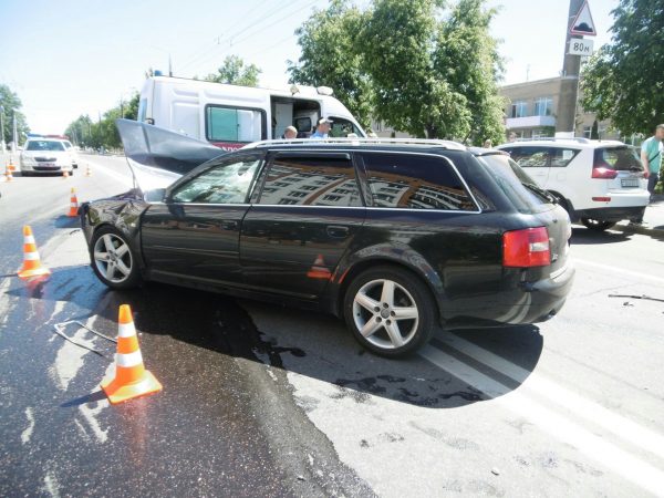 Рядом с гимназией №3 в Витебске «Audi A6» врезалась в припаркованные машины. Фото ГАИ