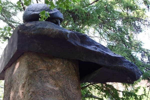 Дыра в памятнике Владмиру Короткевичу. Фото Юрия Шепелева