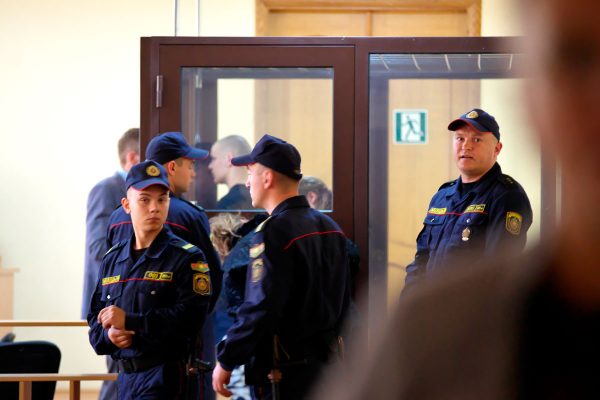 Конвой у бокса с осужденными после оглашения приговора. Фото Сергея Серебро