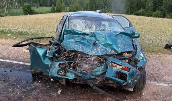 Четыре человека погибли и двое пострадали в результате лобового столкновения легковушек в Полоцком районе. Фото СК