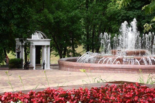 В парке Фрунзе в центре Витебска заканчивается отделка двух ротонд на берегу Витьбы, они уже смонтированы. Фото Юрия Шепелева