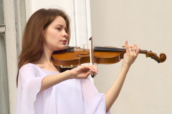 Напевы скрипки, а также стихи Рождественского и Симановича прозвучали с ратуши Витебска. Фото Сергея Серебро