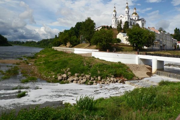 Странной пеной покрылась Витьба в центре Витебска. Фото Юрия Шепелева