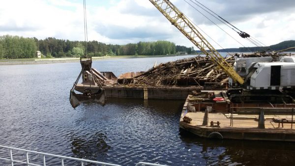 Горы мусора прибивает к плотине Витебской ГЭС. Впечатляющие фото опубликованы «Витебскэнерго»