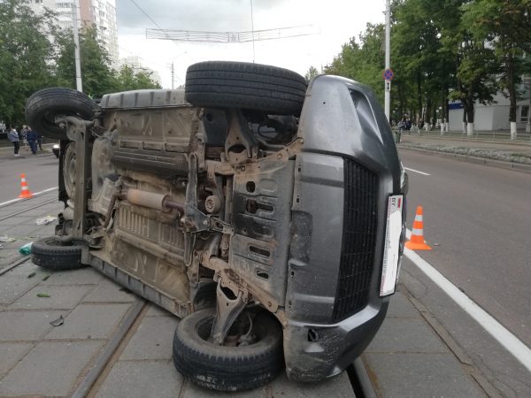 «Nissan Micra» vs «Nissan Terrano» — в столкновении на проспекте Черняховского люди не пострадали. Фото ГАИ