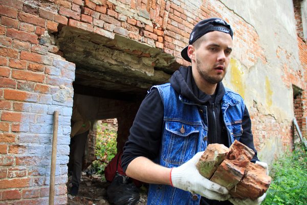 Развалины хасидской синагоги, которую, возможно, посещала семья Шагалов, убрали волонтеры. Фото Игоря Матвеева