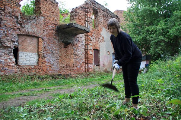 Развалины хасидской синагоги, которую, возможно, посещала семья Шагалов, убрали волонтеры. Фото Игоря Матвеева