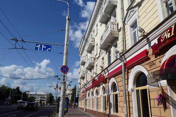 Новые балконы появились на «сталинках» на улице Ленина в Витебске. Фото Юрия Шепелева