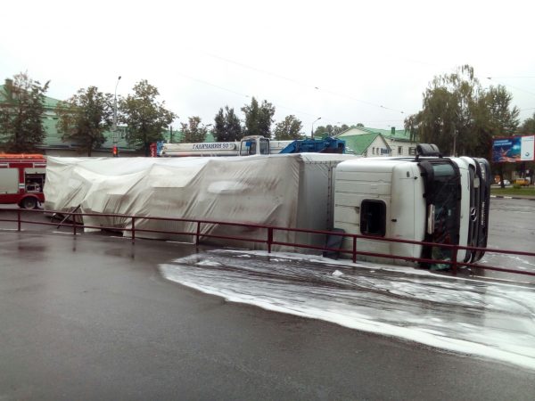 Фура перевернулась в Витебске рядом с СИЗО. Фото ГАИ