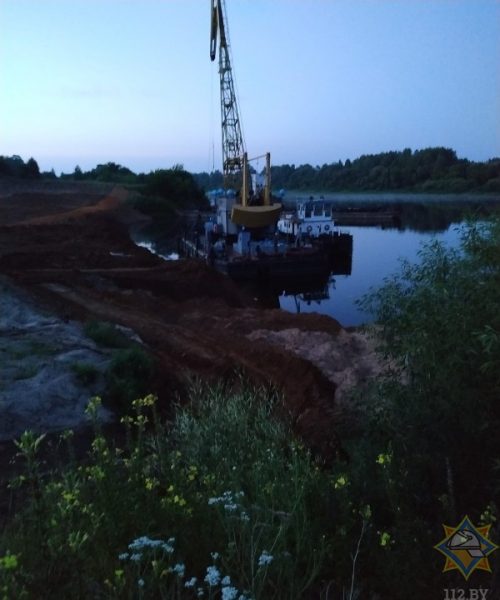 Экскаватор сгорел на Двине под Витебском. Фото МЧС