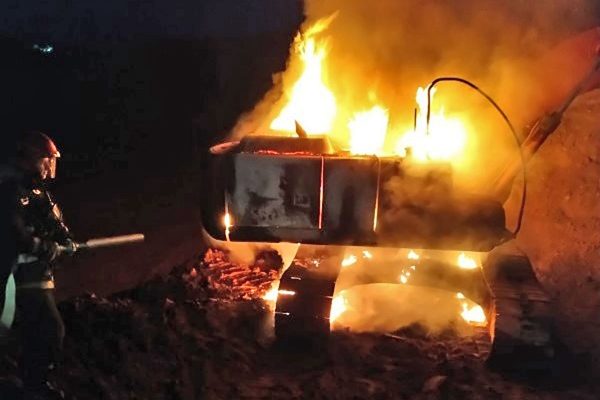 Экскаватор сгорел на Двине под Витебском. Фото МЧС