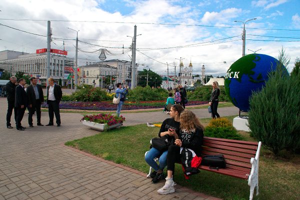 Глобус Витебска установили у главной сценической площадки «Славянского базара», сегодня там побывал мэр. Фото Сергея Серебро