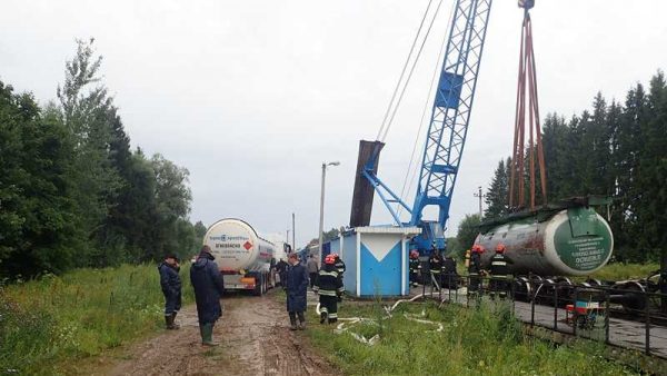 На месте аварии грузового поезда в Оршанском районе начали откачку пропана из поврежденной цистерны в автоцистерны. Фото МЧС