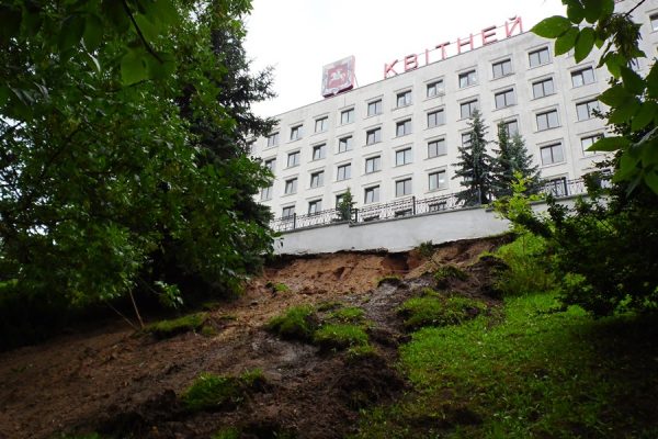 Оползень произошел возле Летнего амфитеатра в Витебске. Фото Юрия Шепелева