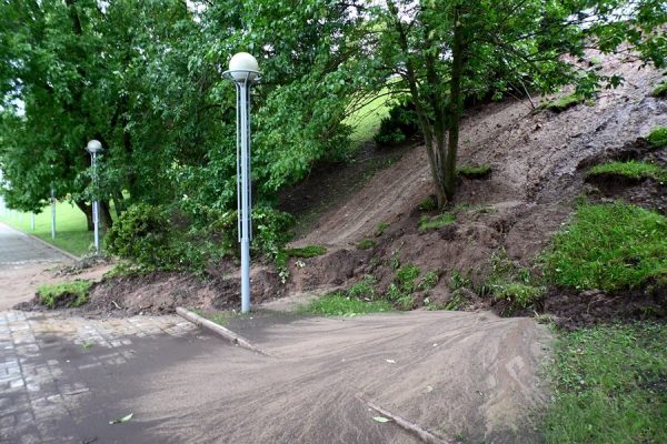 Оползень произошел возле Летнего амфитеатра в Витебске. Фото Юрия Шепелева